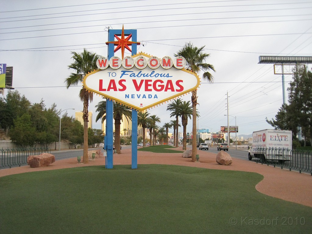 Las Vegas 2010 - Welcome 0001.JPG - The 2010 Las Vegas Fire - Ice and Sweat Tour. Half Marathon, Red Rock Canyon, Casinos, Valley of Fire.... and buffets!Welcome to Las Vegas! Get ready to Rock 'n Roll - and then Eat and Roll!